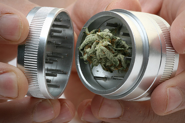 how to use herb grinder
