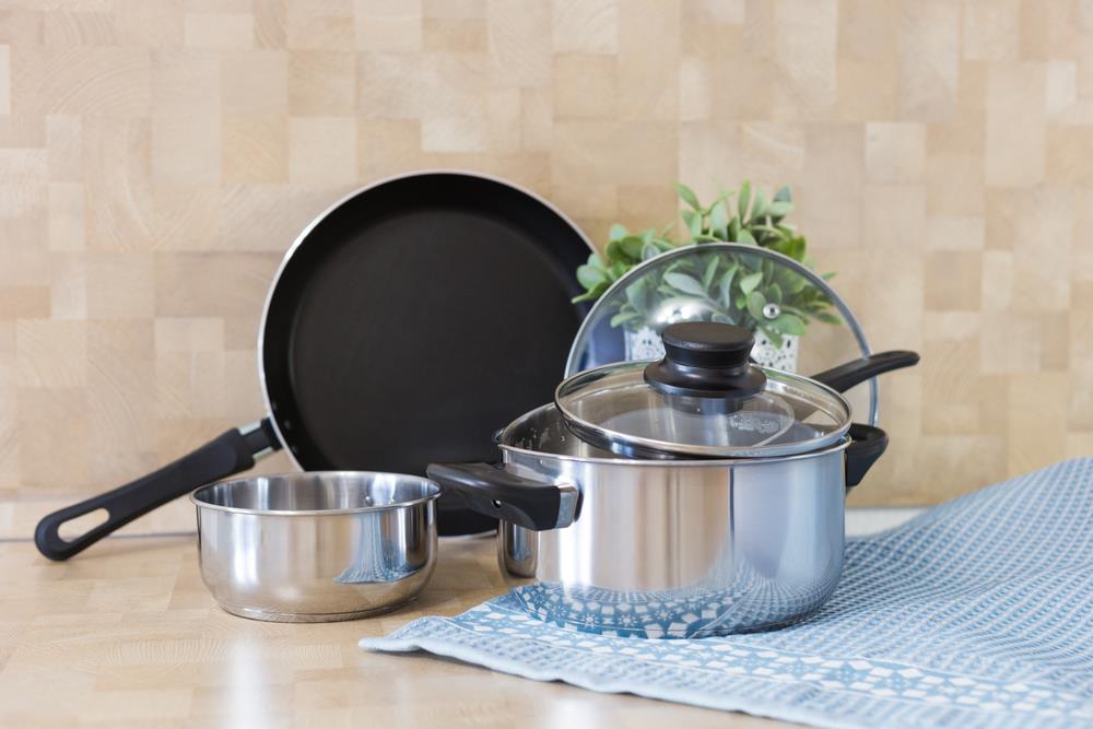 how-to-choose-the-right-cookware-to-use-on-glass-top-stoves-cooknovel