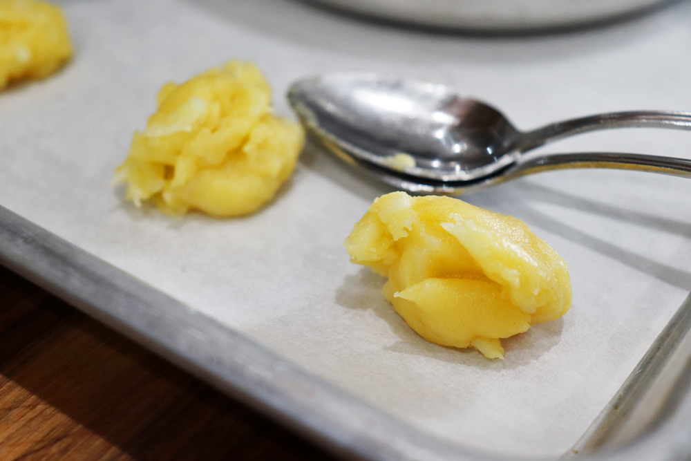 Forming the puffs using two spoons